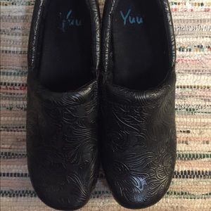 Yuu Bethanee Slip-on Clogs 10.5 Wide